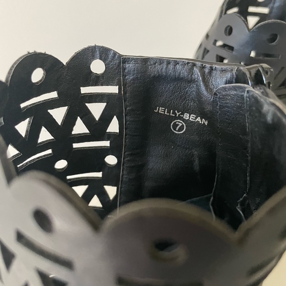 Novo stiletto booties with laser cut detail. Size 7 - Picture 4 of 8